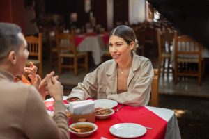 kobieta i mężczyzna w hiszpańskiej restauracji w Warszawie