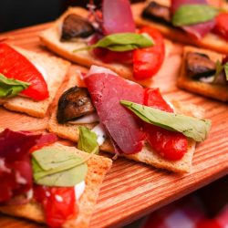 deska z hiszpańskimi tapas