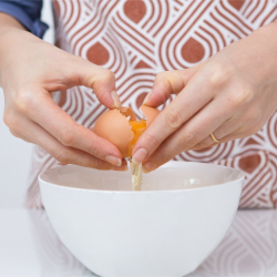 kobieta przygotowuje danie z białek w kuchni