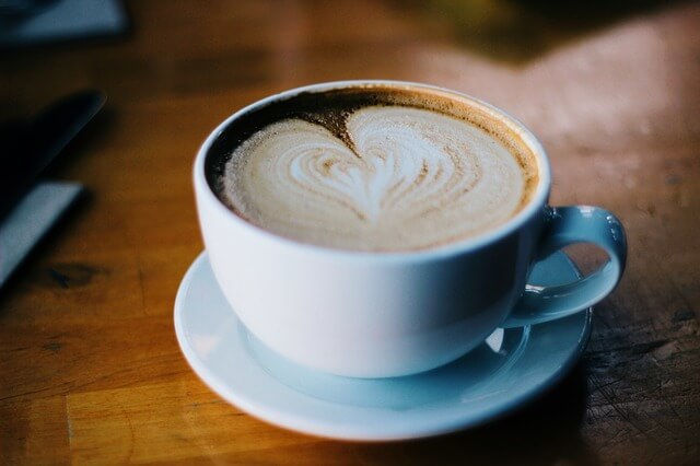 Capuccino w białej filiżance