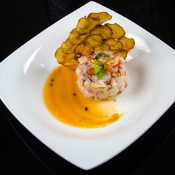 Eleganckie danie restauracyjne z owocami morza i chipsami, serwowane jako część wykwintnego posiłku.