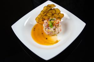 Eleganckie danie restauracyjne z owocami morza i chipsami, serwowane jako część wykwintnego posiłku.