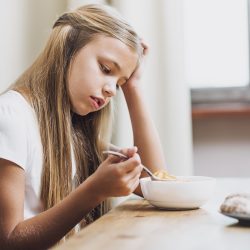 dziewczynka nie chce jeść śniadania