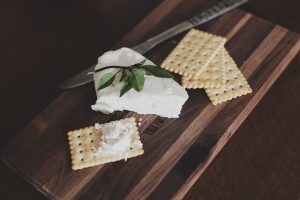 Herbatniki, serek i świeże listki rozmarynu