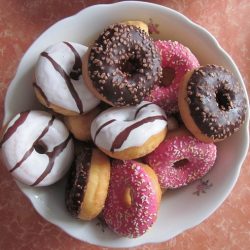 Pączki z różnymi polewami