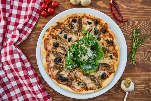 Udekorowana pizza na stole