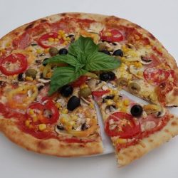 Pizza margherita pokrojona na kawałki