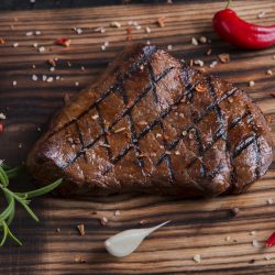 Stek na desce do krojenia