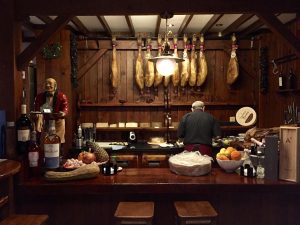 Wnętrze hiszpańskiej restauracji z wiszącymi szynkami i barem
